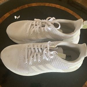 Adidas Cloudfoam tennis shoes